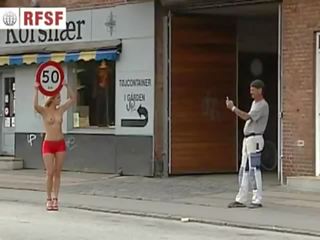 Sem camisa meninas socorro polícia com speed controle em danemark