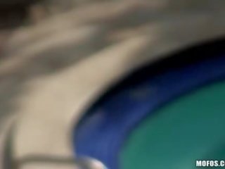 Krivky bruneta bohyne majúce intenzívny porno