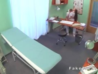 Groovy meditsiiniõde tukk terapeut