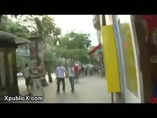 Вързани мед walked към на улици на европа