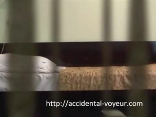 Ýalaňaja seredýän catches ors lassie droçit etmek in bed