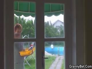 Babi daje up ji mokro mačka