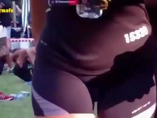 タイト ショートパンツ と fleshy プッシー