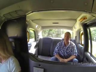 Kūdas cab vairuotojas su didelis šikna dulkina nuo as kelias