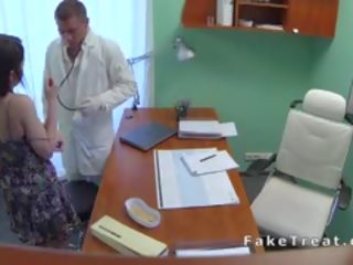 Médico franja natural grande mamas morena