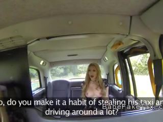 Coquin lesbiennes jouant en faux taxi