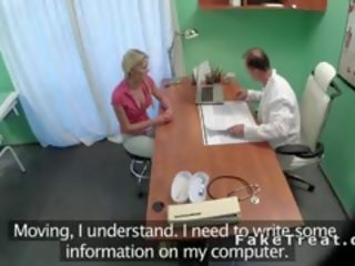 Surgeon valgo putė į kūdas blondinė