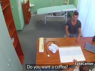 Zdravotní sestra vytetovat kočička dostal divoký souložit