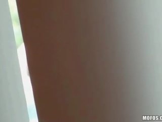 Kaakit-akit tinedyer goddess sucks titi
