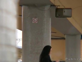 Bruneta dostane fucked v pivnica na vlak stanice