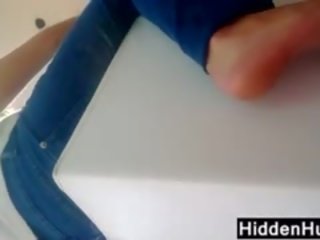 Vô tư kẹp của này gà con đẹp tìm kiếm chân