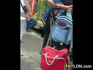女士 在 一 裙子 在 一個 amusement 公園
