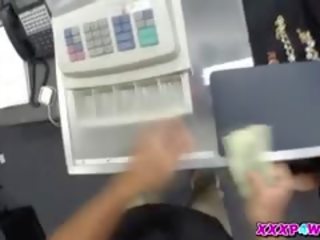 Latina hospedeira e dela used roupas