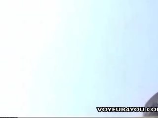 בחוץ חצאית למעלה תחתונים מציצן