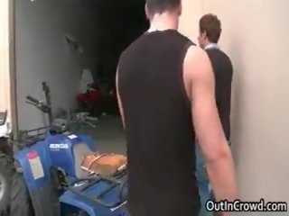 Момък получава кренвирш смучат в гараж 2 от outincrowd