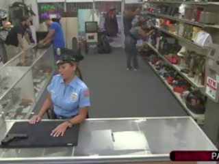 Slutty și bruneta latina politie femeie devine inpulit