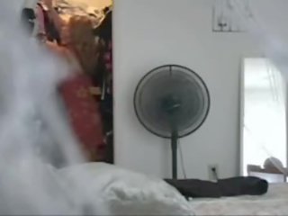 Maravilhosa jovem mulher changing roupas em casa