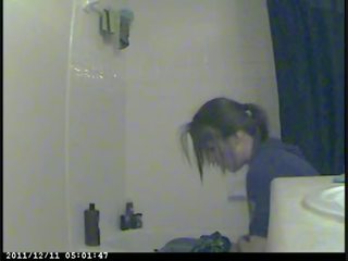 Camera spia captures altro adolescent fare pipì
