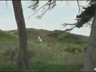 枯瘦 街头 女孩 游乐设施 一 putz