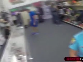 Extraordinary brunetka policja oficer sells za firearm i dostaje pieprzony przez shawn