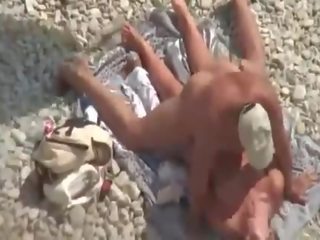 海滩 妓女 nudists 他妈的 在 海滩 单独