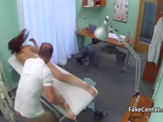Buhok na kulay kape mag-aaral fucked sa pamamagitan ng medic