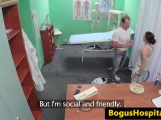 Profesor grzywka czyszczenie pokojówka na łóżko