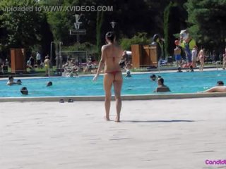 Paplūdimys vujaristas magnificent bikinis merginos pusnuogis piktas weasel
