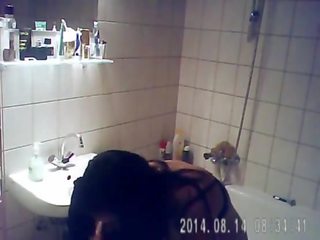 겁에 질린 niece 데 에이 목욕 에 숨겨진 캠 - ispywithmyhiddencam.com