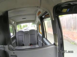 Hatalmas cicik aprótermetű szőke -ban hamisítvány taxi