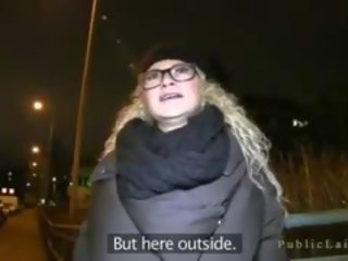 Blondýna s okuliare fucks v verejnosť hallway