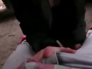 褐发女郎 乱搞 通过 黑色 丝袜 户外