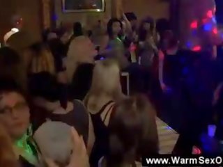 Napalone laska bani za youngster na the dancefloor