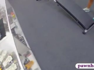 Svalnatý kuřátko dostane ji kočička bouchl na the pawnshop