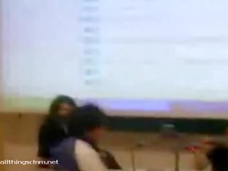 Коледж хлопець смужки оголена для mademoiselle в lecture зал