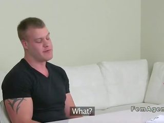 Muskuloze amatore lad fucks femër agjent në aktorët