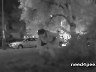 Karstās cāļi nokļūt no apakšbiksītes par a urinēt uz publisks