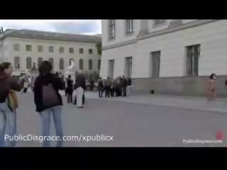 Гол вързани брюнетка walks на открито в на улици