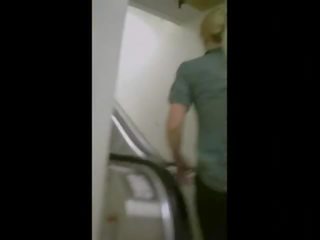 Enchanting дупа на an escalator в йога брюки