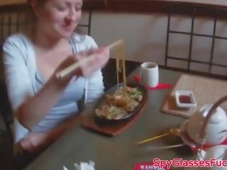 Pulled euro mademoiselle dövülerek üzerinde sarılı üçlü penetrasyon