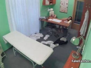 Prsnaté milfka fucks dr. na kancelária
