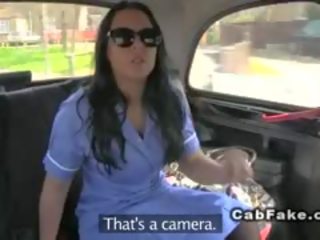 Dögös uk ápolónő bevágta -ban egy cab