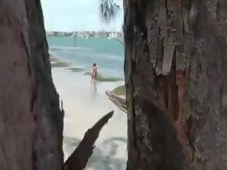Kaksi kova ylös bikinit ranta babes peeped päällä ja saa survotaan