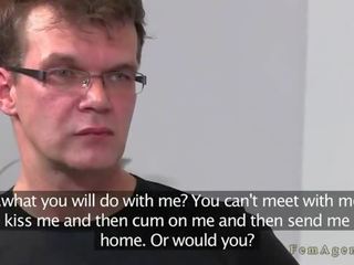 Аматьори пич cums докато получава футджоб в чорапогащи