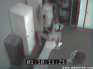 Seksualisht ngjallur çift janë recorded qirje ajo jashtë në the dollap me kyç dhomë