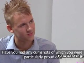Мускулест човек cums на космати женски пол агент