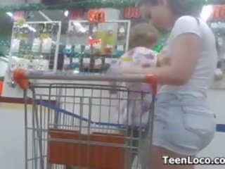 ティーン アット ザ· grocery 格納 で ショートパンツ