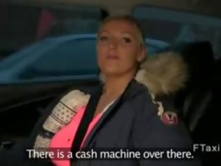 Krūtinga blondinė mėgėjiškas pakliuvom nuo už į taksi