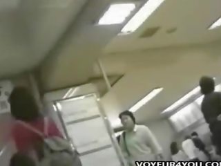 اليابانية سيدة سكرتيرات سراويل في السر videoed