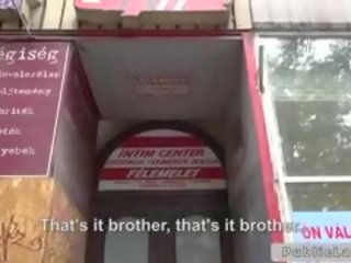Δανδής fucks μελαχρινός/ή πίσω γραφείο σε Ενήλικος ταινία κατάστημα